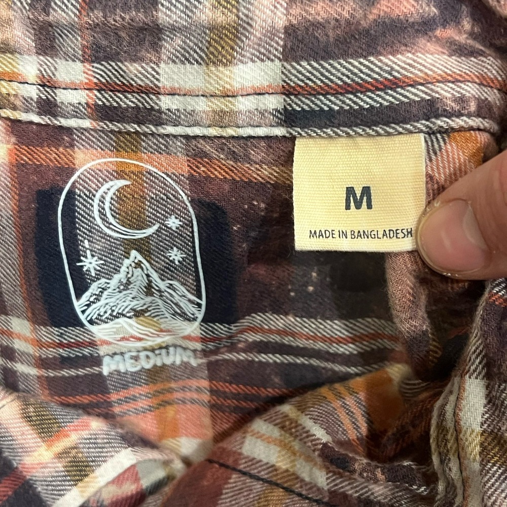 Men's Plaid Flannel With Full Moon & Forest Design, Men's‎ Size Medium - Picture 4 of 9